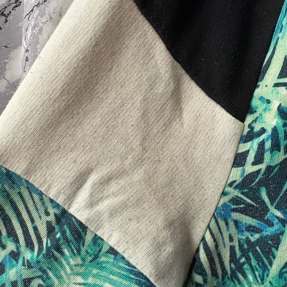PINK Victoria's Secret Crew Neck Sweater w/ Tropical Design💙 Like New 🆕 ! - Picture 5 of 7